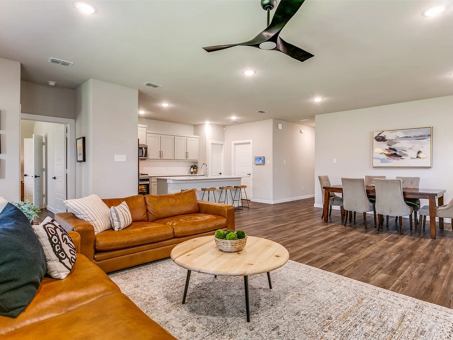 4 bed, 3.0 bath, 2164 sqft, $2,800 — Photo 3