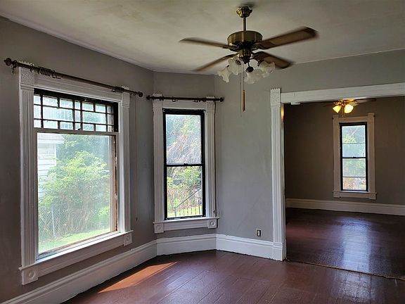 3rd image of 218 Forest Ave