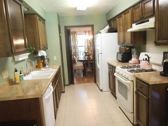 4th image of 208 Woodmont Dr