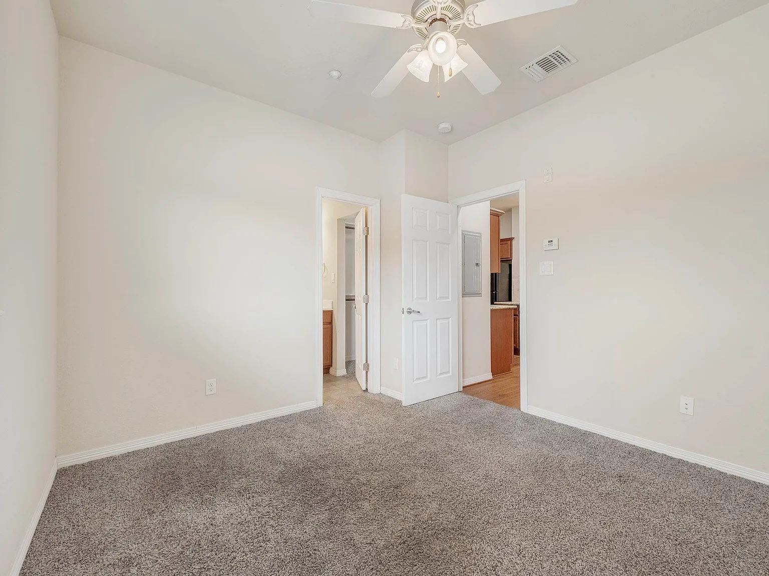 3 bed, 1224 sqft, $2,000 — Photo 4