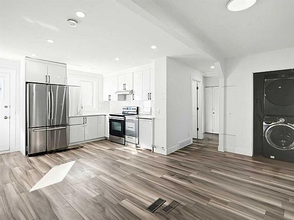 4th image of 215 NW Rundlecairn Rd NE