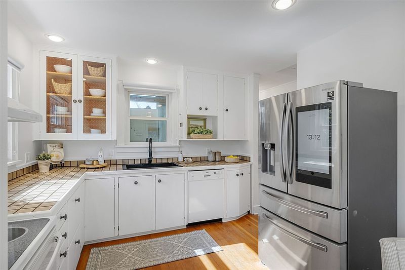 5th image of 6731 27th Avenue NW