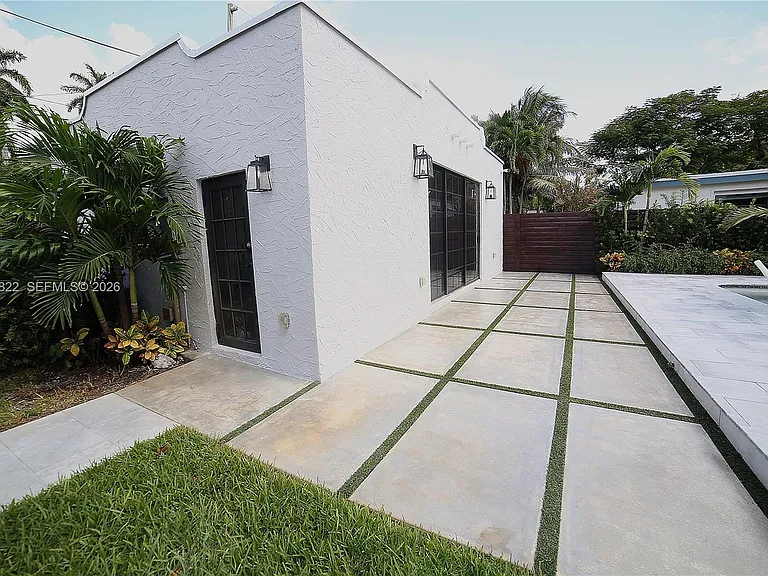 1345 Hollywood Blvd — Photo 37