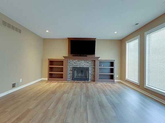2nd image of 513 SE Saratoga Dr