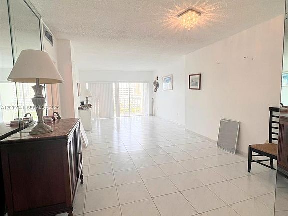 4th image of 300 Bayview Dr APT 915