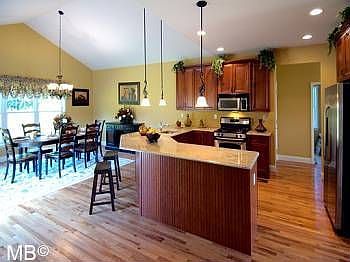 3rd image of 4 Valley View Dr