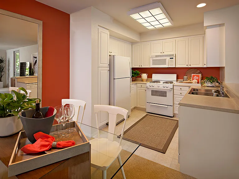 Serrano Apartment Homes — Photo 7