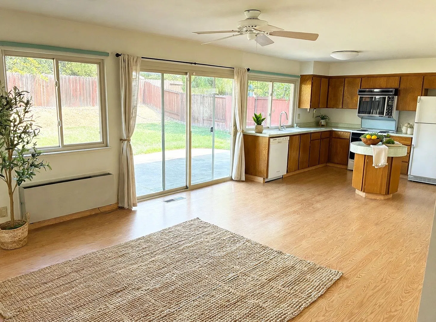 Comfortable Single-Story Home in Established Livermore Neighborhood — Photo 3