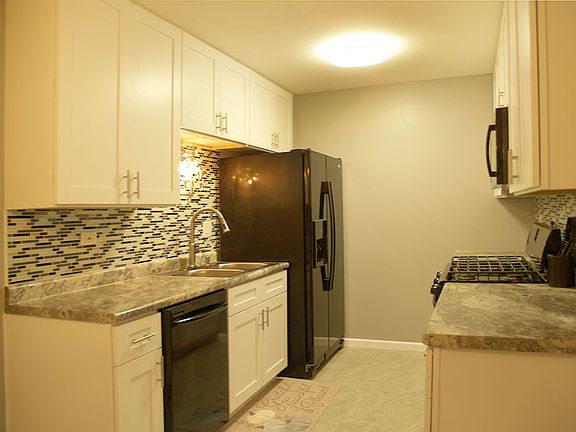4th image of 381 Park Ridge Ln Unit B