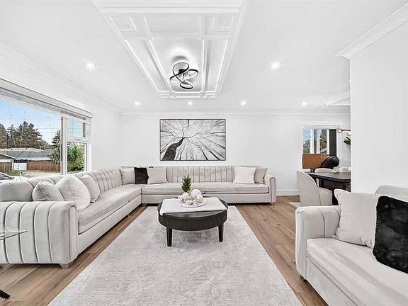 4th image of 615 N Marian Cres NE