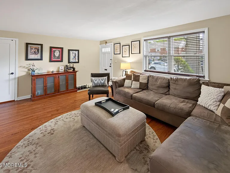 11 Manor Dr #111 — Photo 8