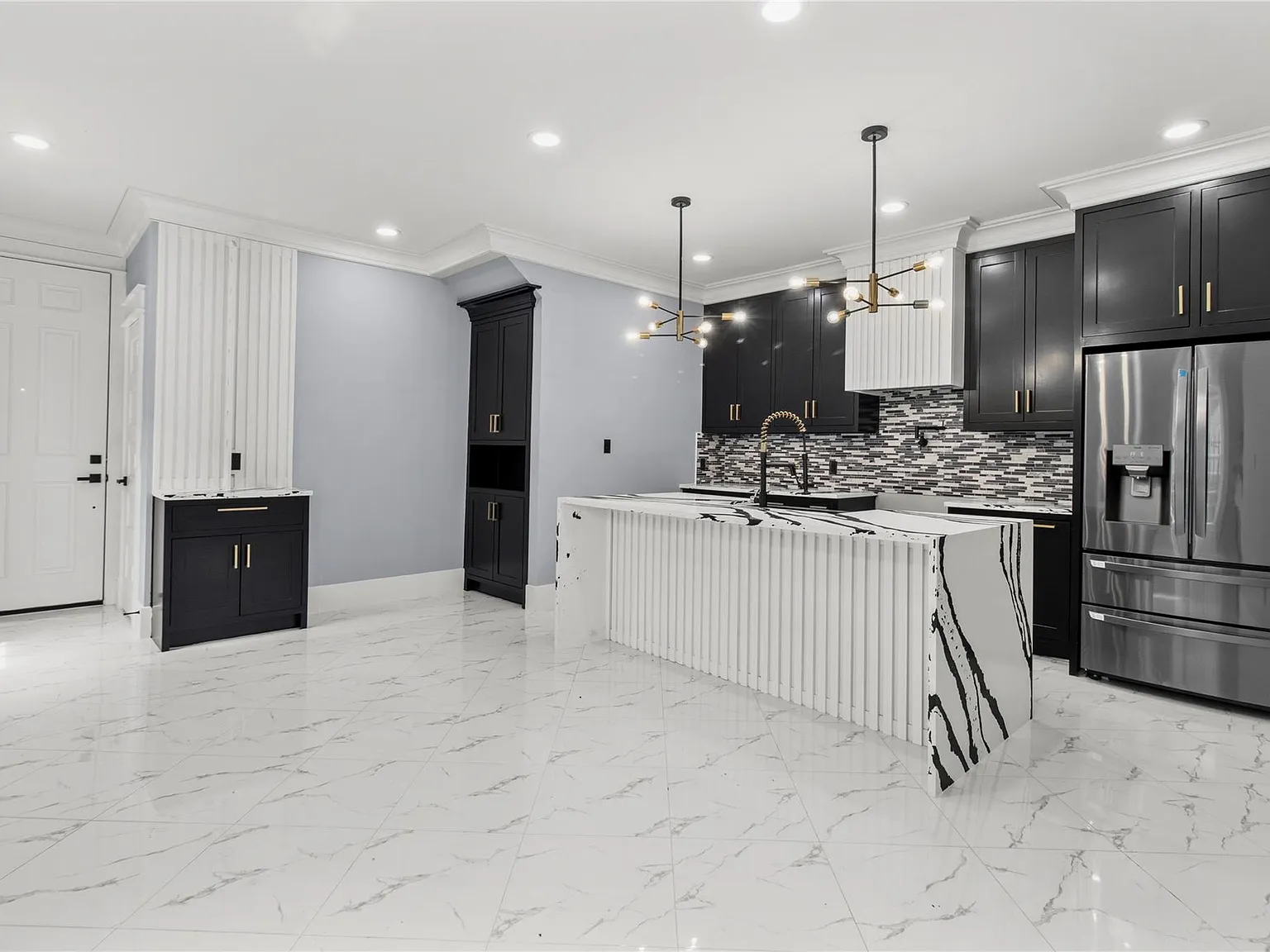 3 bed, 2.0 bath, 1058 sqft, $2,250 — Photo 3
