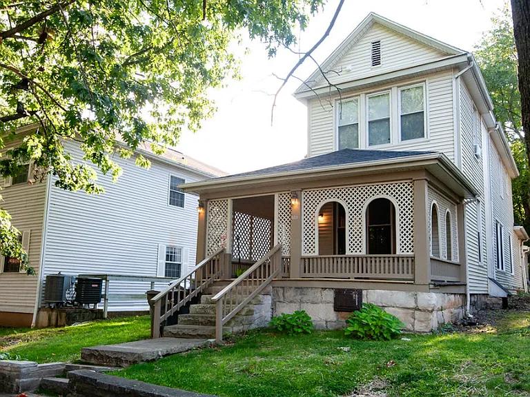319 N Lincoln St — Photo 3