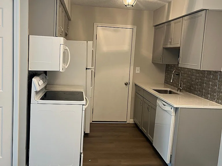 2491 Riverside Dr #103 — Photo 5