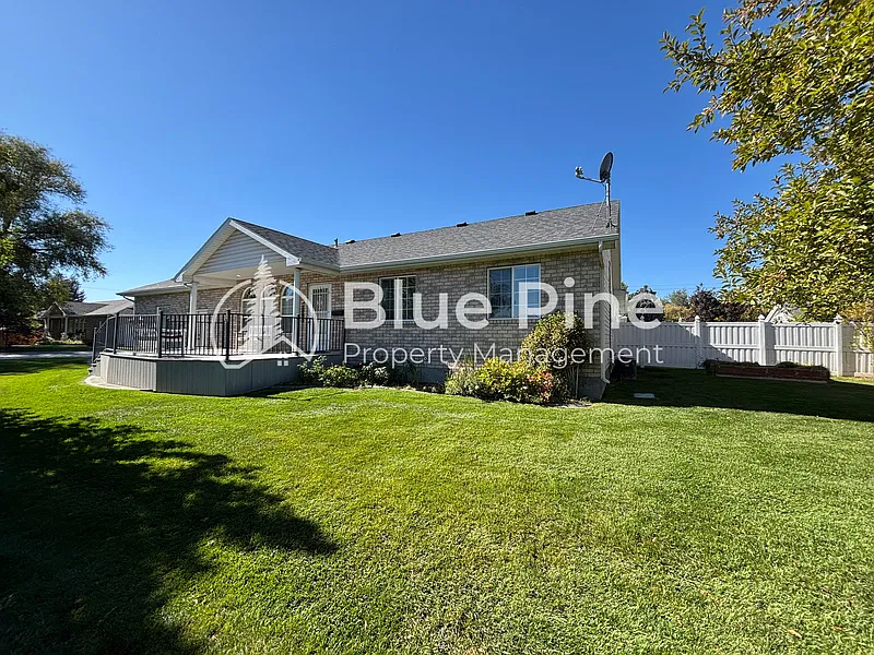 3 bed, 1.0 bath, 1080 sqft, $1,600 — Photo 2