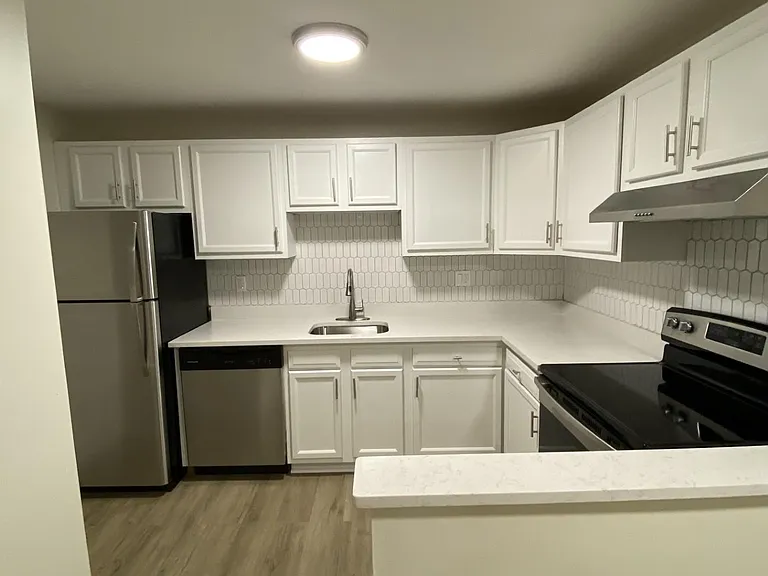 Fernwood Apartments — Photo 5