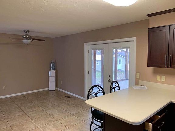 Large Dining Area & Bar