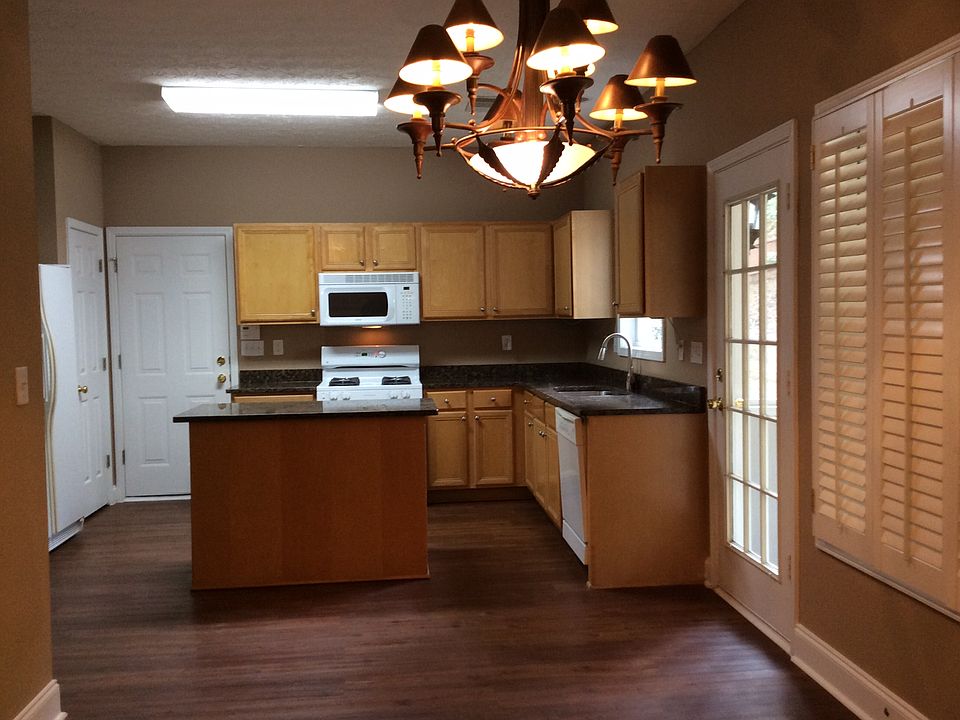 Large Kitchen with Granite