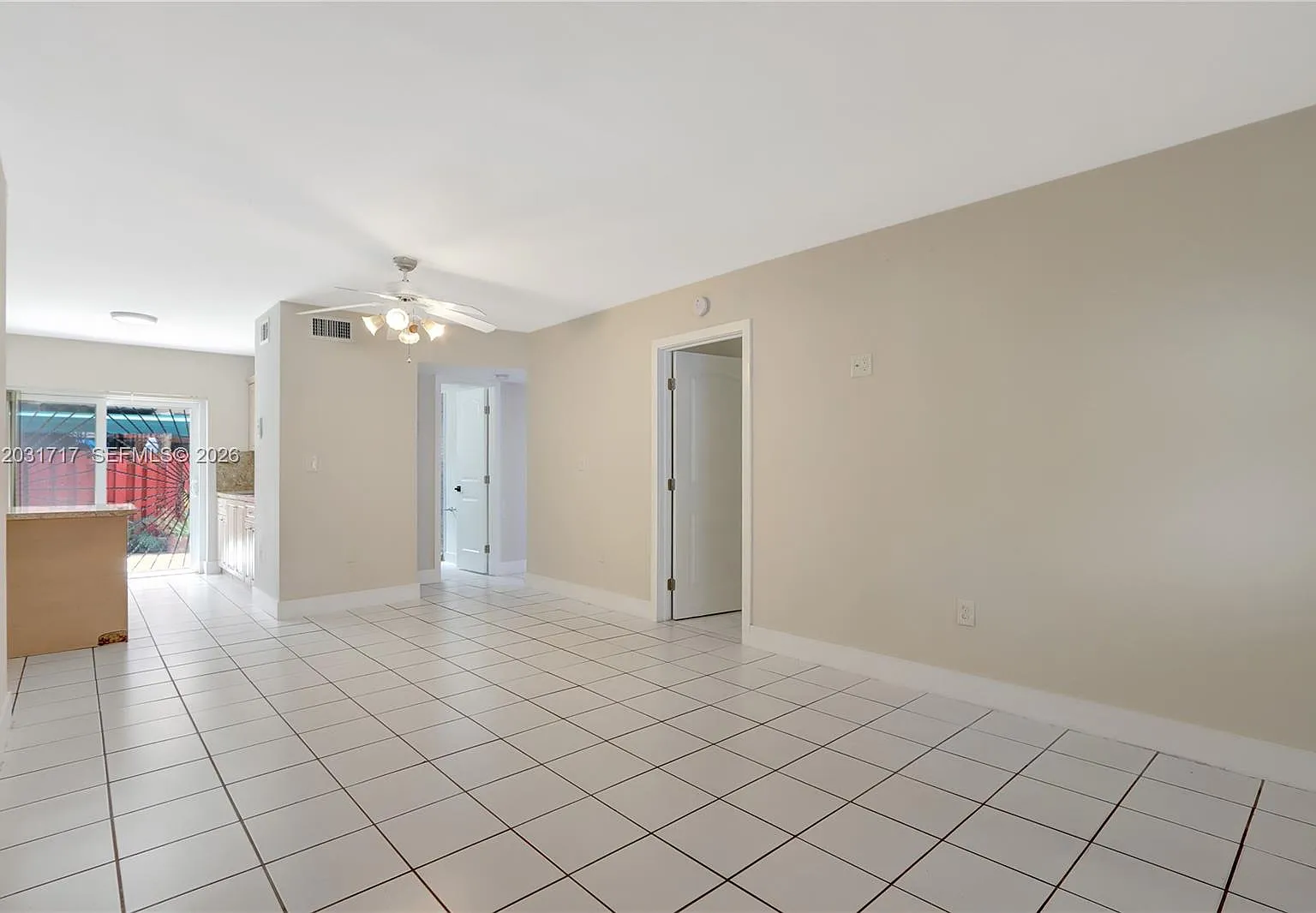 El Prado Xi Condo — Photo 2