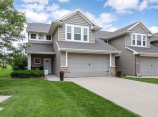 402 Cimarron Dr, Hiawatha, IA 52233