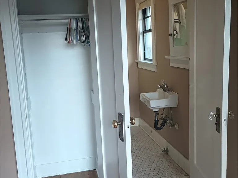 120 W Marshall Blvd #7 — Photo 3