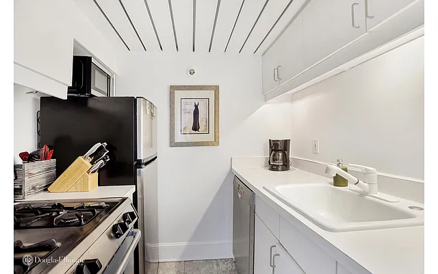 Rented by Douglas Elliman | media 31