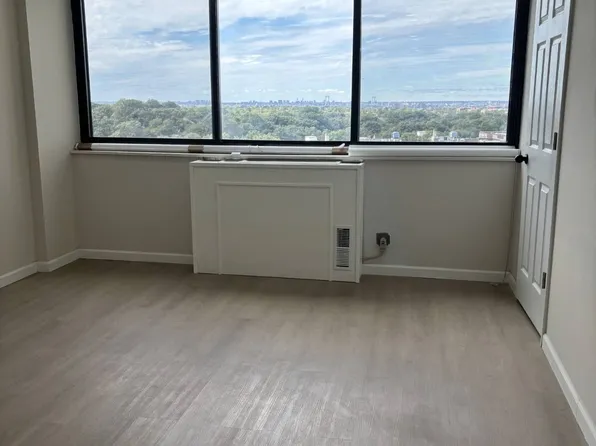 2 Bay Club Dr APT 15R, Flushing, NY 11360