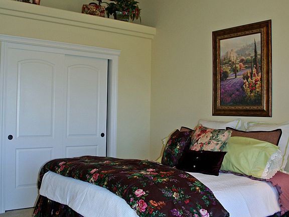 Walk-in closet, ledge &vault