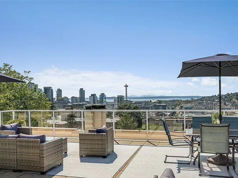 511 E Roy St #213 — Photo 2