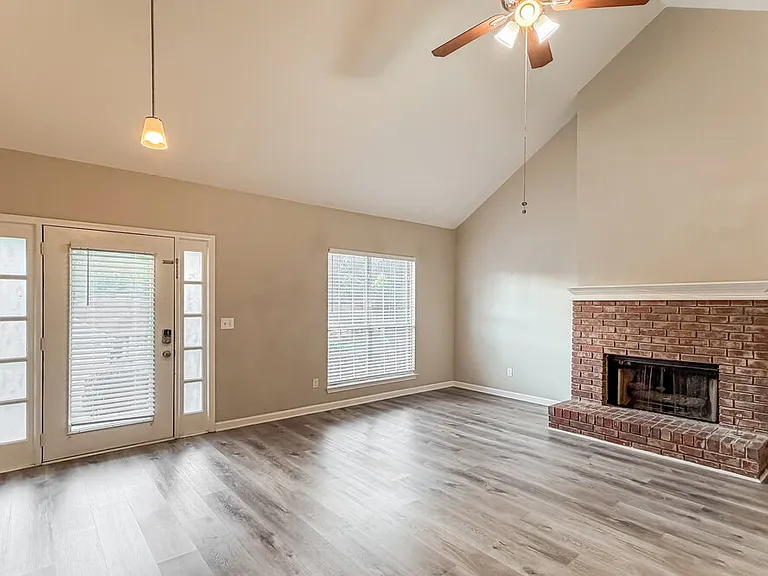 520 Brooksdale Dr — Photo 3