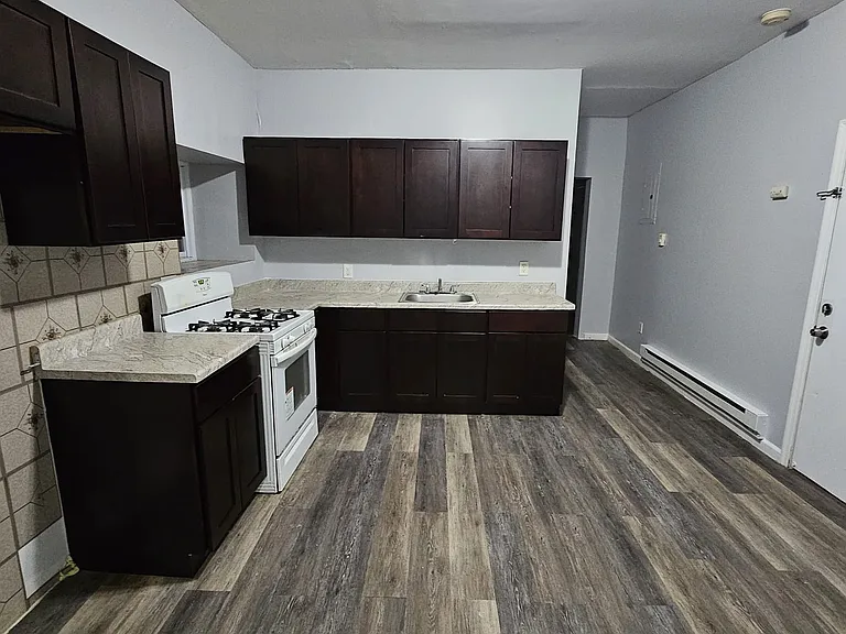 961 Grove St #2R — Photo 4