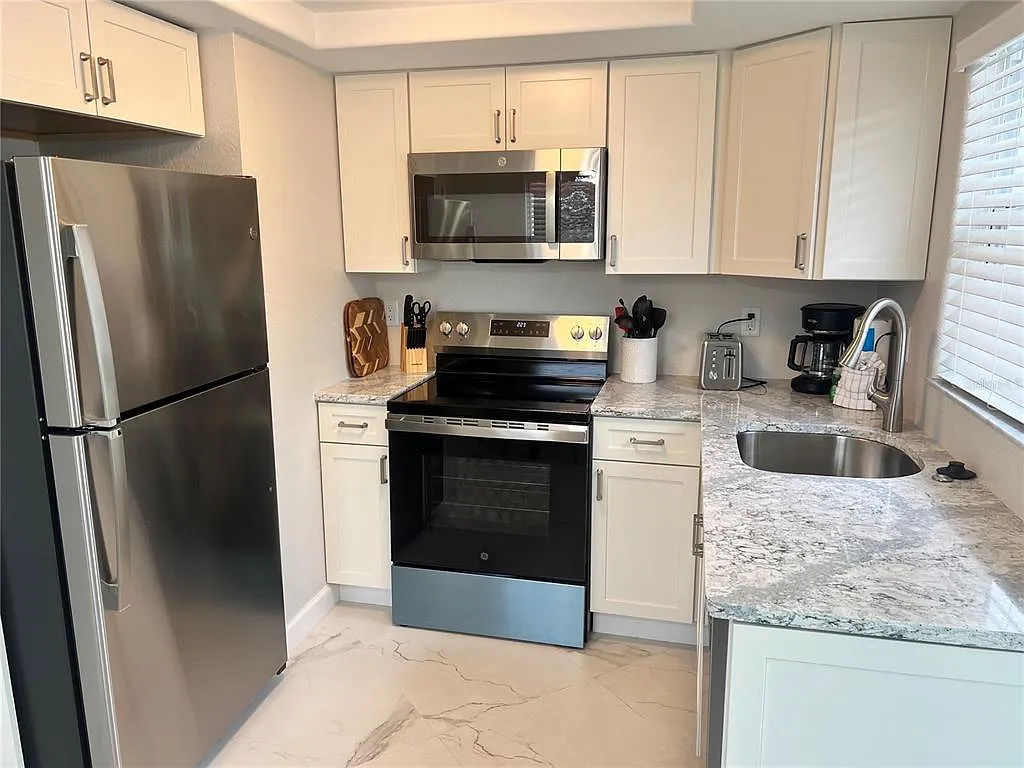 2 bed, 1.5 bath, 941 sqft, $8,370 — Photo 4