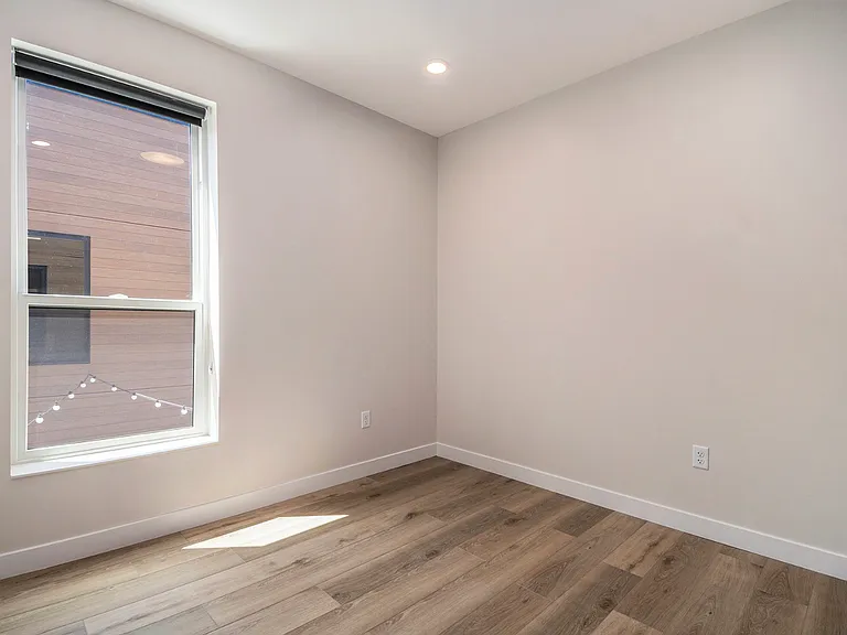 300 E 13th St — Photo 3
