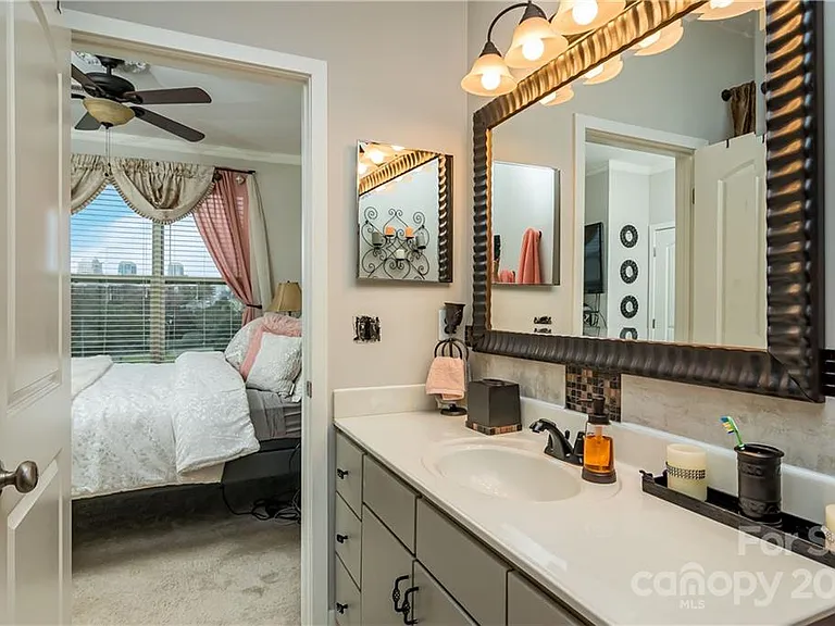 744 Seigle Point Dr — Photo 13