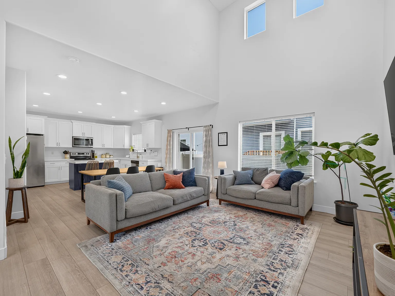 3 bed, 2.5 bath, 1937 sqft, $2,300 — Photo 2