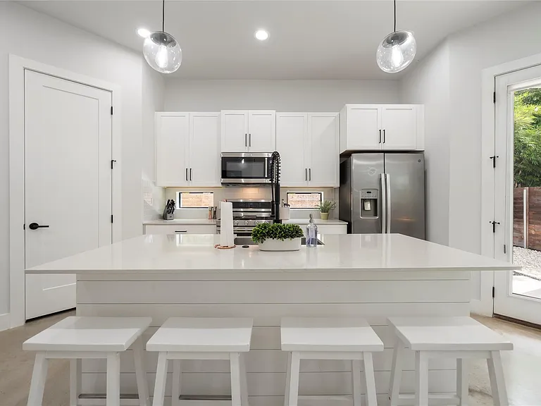 1306 E 3rd St #1 — Photo 17