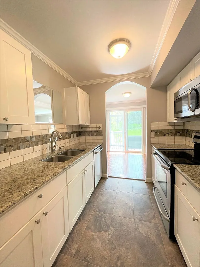 Maple Lane Duplex with 2 Primary Suites! — Photo 4