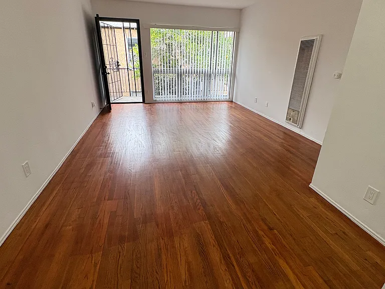 2015 Cedar Ave #8 — Photo 2