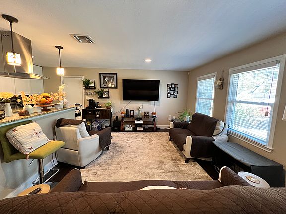 3rd image of 3122 Shady Springs Dr