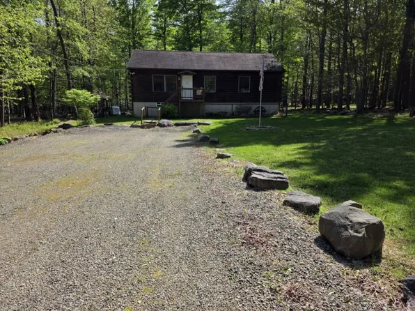 1037 Maplewood Dr, Newfoundland, PA 18445
