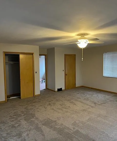 Large Master bedroom with new carpet 18 x 24