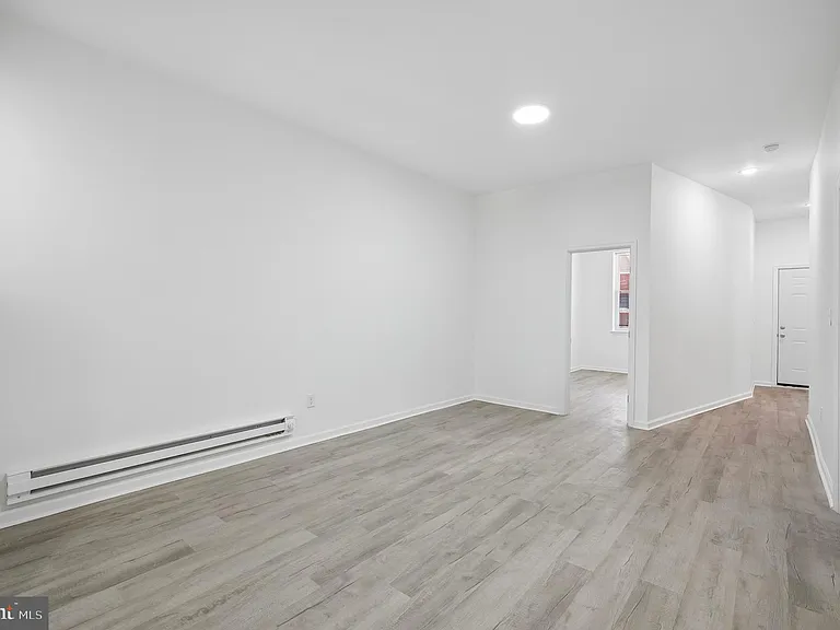 247 W Berkley St — Photo 10