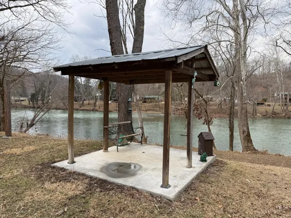 988 S Emerald Isle, Pence Springs, WV 24962