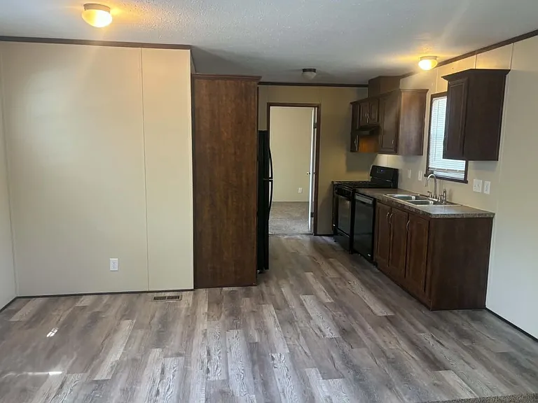 Lakeview — Photo 15