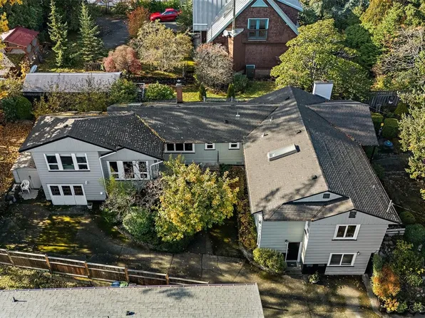 943 Selkirk Ave, Esquimalt, BC V9A 2V2