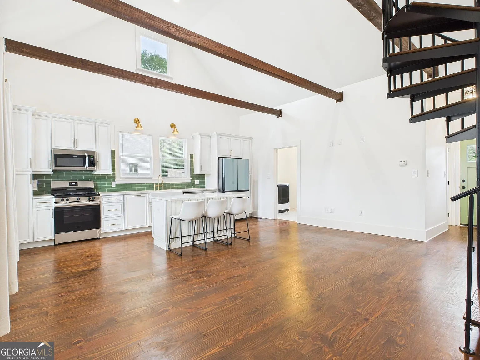 3 bed, 2.0 bath, 1425 sqft, $2,400 — Photo 3