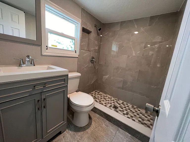718 W 7th St #2 — Photo 10