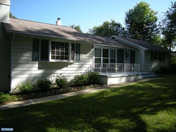3rd image of 1102 Green Ln