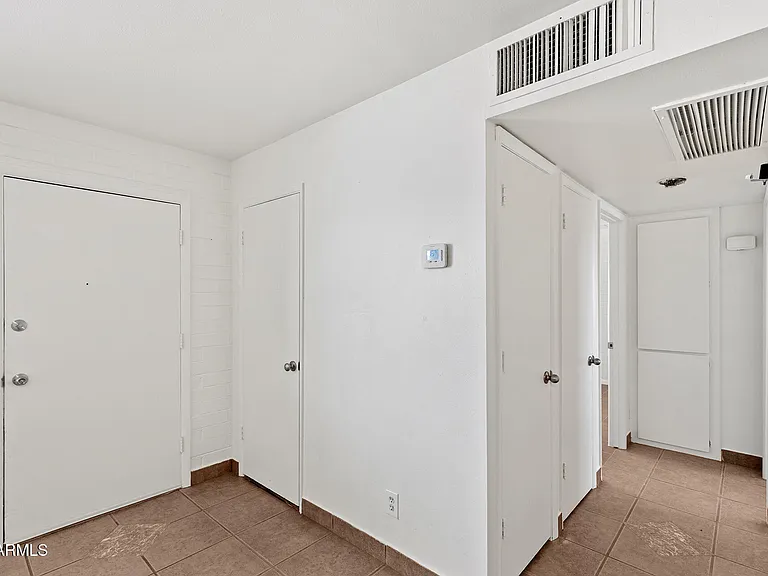2246 W Sierra St — Photo 26