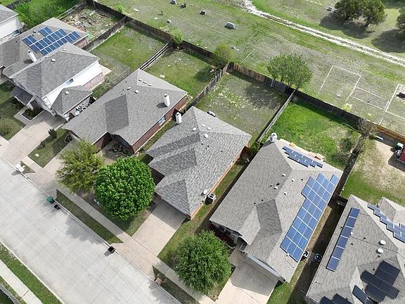 3rd image of 825 Iona Dr